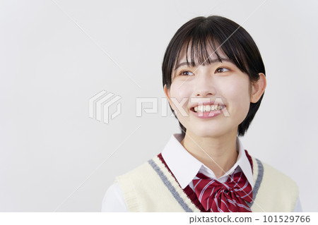 微笑的高中女生白色背景 101529766