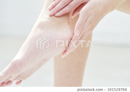 一個關心腳後跟的女人的特寫 101529768