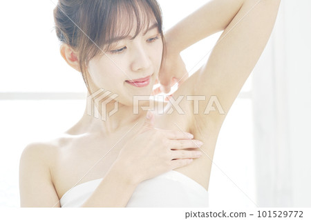 照顧她的腋窩的女人 101529772