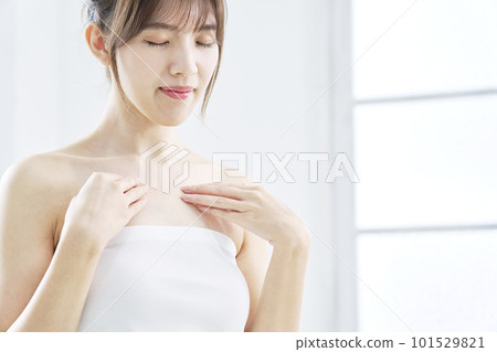 一個女人在客廳裡按摩她的胸部 101529821
