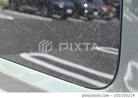 Yellow sand adhering to the car window 101530214