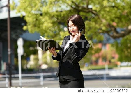 Business woman to call with smartphone 101530752