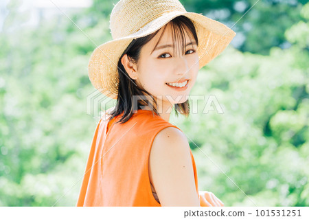 戴著草帽的年輕女子 101531251