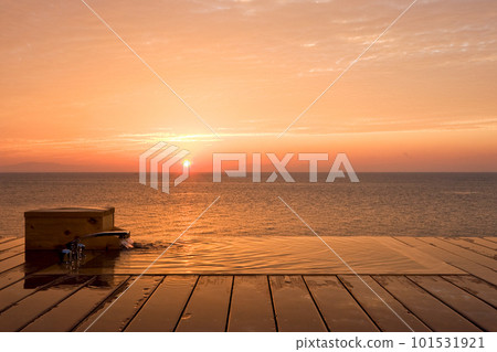 Hot spring in the morning sun, open-air bath with a view of the sea 101531921