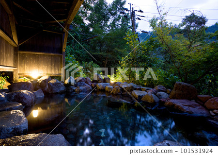 黃昏的溫泉、森林中的露天浴池 101531924