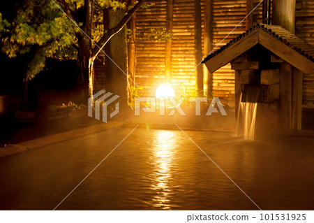 晚上的溫泉和露天浴池 101531925