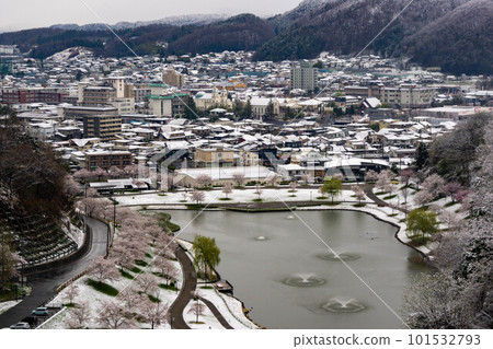白雪皚皚的四月天童公園 101532793