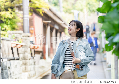 享受觀光的女性 在觀光地散步的女性 度假旅行的女性 101532795