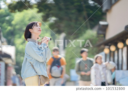 A woman enjoying sightseeing A woman strolling in a tourist spot A woman traveling on a holiday 101532800