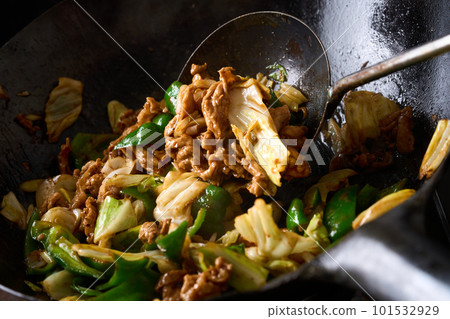 在鍋裡煮兩次熟的肉 101532929