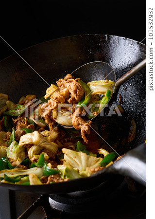 cooking twice cooked meat in a wok 101532932