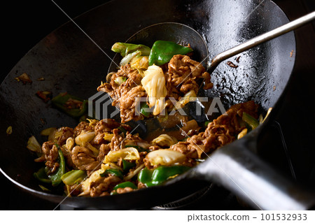 cooking twice cooked meat in a wok 101532933
