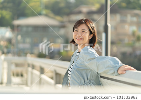 A woman walking at dusk A woman enjoying sightseeing A woman strolling in a tourist spot A woman traveling on a holiday 101532962