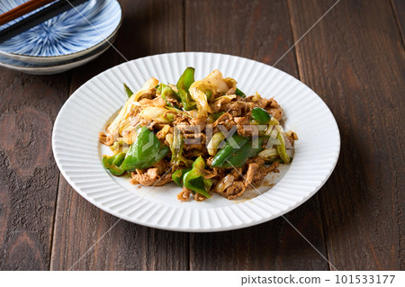 Round pot meat served on a plate 101533177