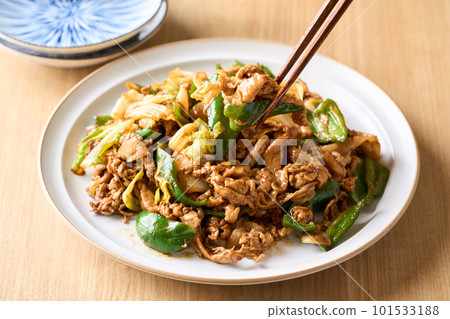 Round pot meat served on a plate 101533188