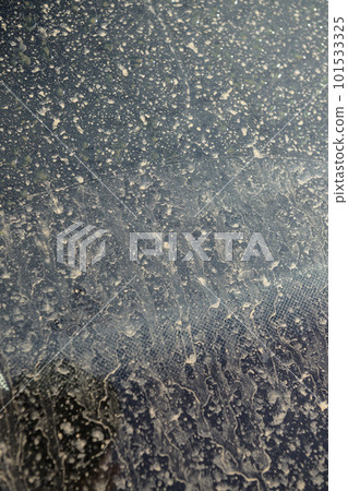 被黃色灰塵弄髒的汽車玻璃 101533325
