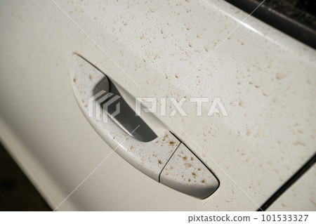 汽車門把手被黃色灰塵弄髒 101533327