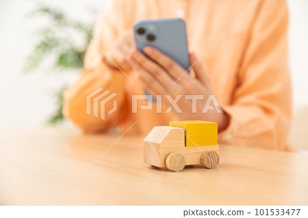 女人的手和操作智能手機的卡車 女人的手和操作智能手機的卡車 101533477