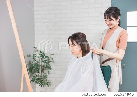 美髮師/理髮師亞洲女性穿著十字斗篷給來美容院/美髮沙龍的顧客 101534940