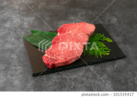 Kuroge Wagyu Beef Fillet Steak 101535417