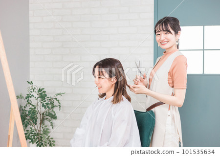 一個來美容院的女人和一個剪頭髮的美髮師/理髮師 101535634