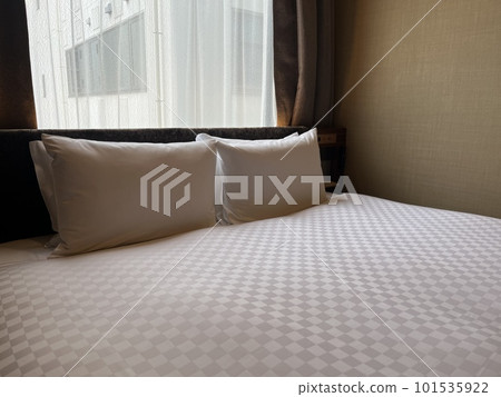 Business hotel bed after bed making 101535922