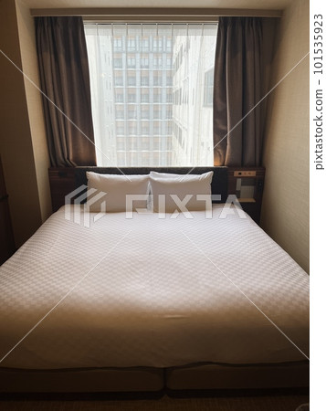 Business hotel bed after bed making 101535923