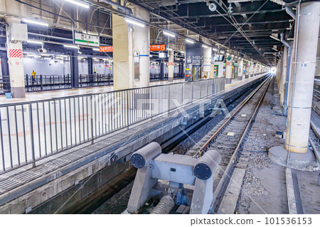 [Transportation image] Terminal station platform and tracks 101536153