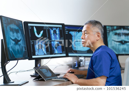 牙醫正在解讀顯示器上顯示的 X 光圖像 101536245