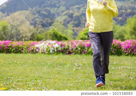 在公園慢跑的老年婦女 在公園慢跑的老年婦女 101538083