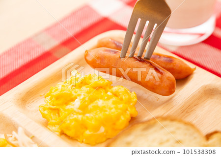 Western breakfast image (wiener sausage and scrambled eggs) Western breakfast image (wiener sausage and scrambled eggs) 101538308