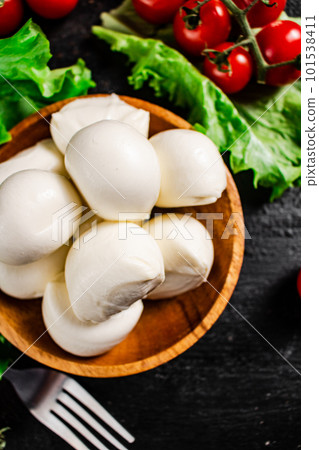 Mozzarella cheese with cherry tomatoes and lettuce. 101538411