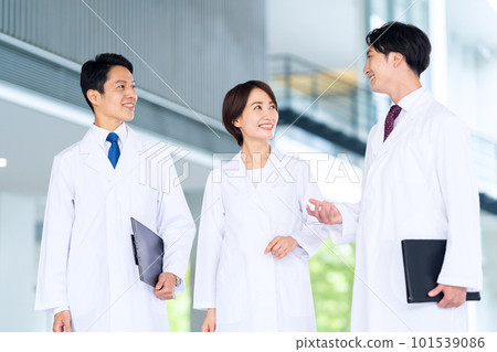 男女醫生在醫院開會 男女醫生在醫院開會 101539086