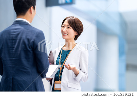 Middle-aged male and female businessmen having a meeting in the office 101539121