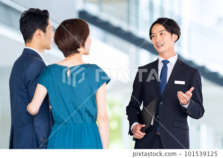 Hotel man serving a middle-aged couple at a hotel 101539125