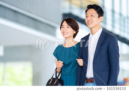 抱臂約會的中年夫妻 101539133