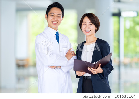 一名醫生和一名商人在醫院舉行商務會議 101539164