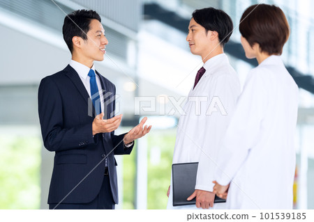 Middle-aged businessman having a business meeting with a doctor in a hospital 101539185