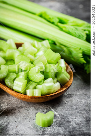 Cut into small pieces of celery in a plate. 101540325