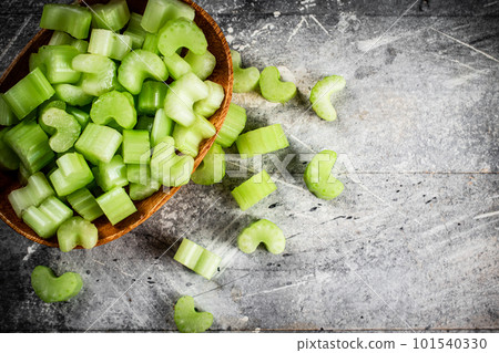 Cut into small pieces of celery in a plate. 101540330