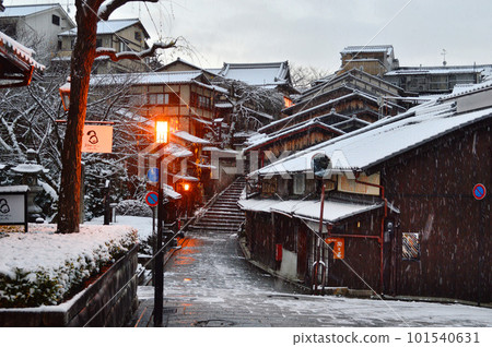 Sanneizaka slope in Higashiyama, Kyoto City in the early morning of January 101540631