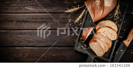 Sliced bread on a cutting board. 101541109