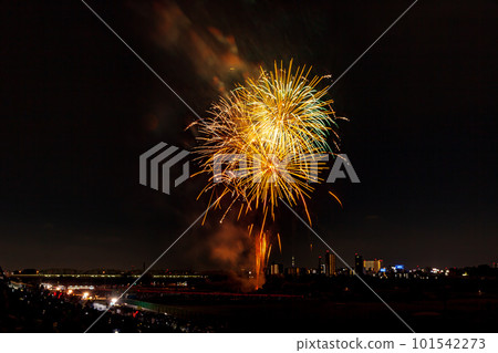 Fireworks display seen from the Yodogawa riverbed Kawaguchi fireworks display Fireworks display seen from the Yodogawa riverbed Kawaguchi fireworks display 101542273