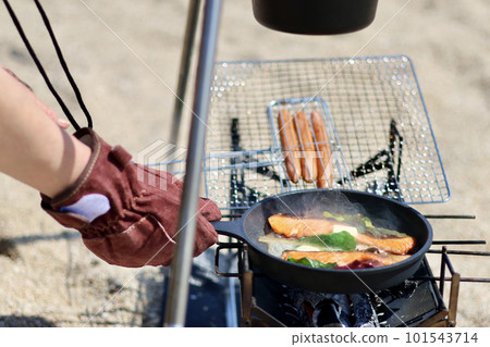 帶玩具貴賓犬的女子營地 蔚藍大海和美麗海灘上悠閒的海島營地 享受營地美食的女士 101543714