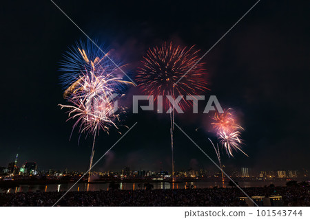 從東京荒川河床看到的足立區煙花匯演 從東京荒川河床看到的足立區煙花匯演 101543744