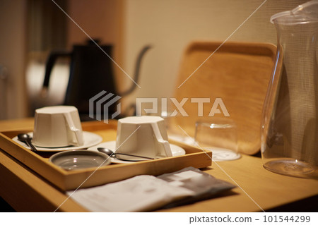 酒店房間桌子上放著咖啡具的風景 101544299
