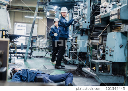 某工廠處理工傷事故的工作人員 某工廠處理工傷事故的工作人員 101544445