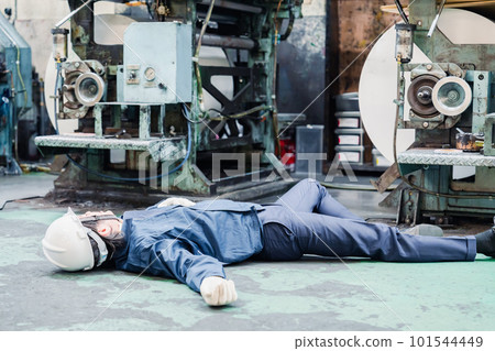 某工廠處理工傷事故的工作人員 某工廠處理工傷事故的工作人員 101544449