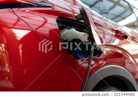 給紅色 PHEV 汽車充電 101544480
