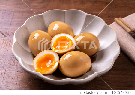 A boiled egg 101544733